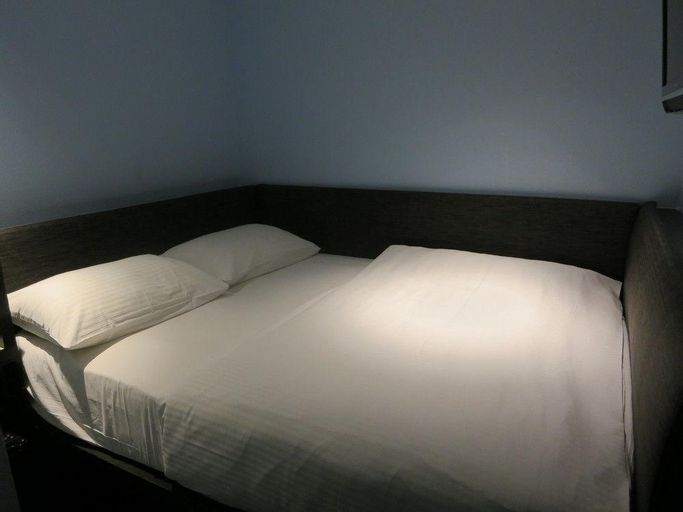 Porcelain Hotel, Outram