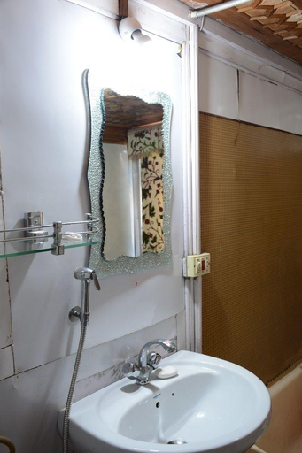 Bathroom 4, Lake Victoria Houseboat, Srinagar
