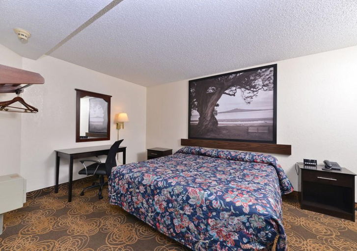 Bedroom 3, Gurnee Inn, Lake