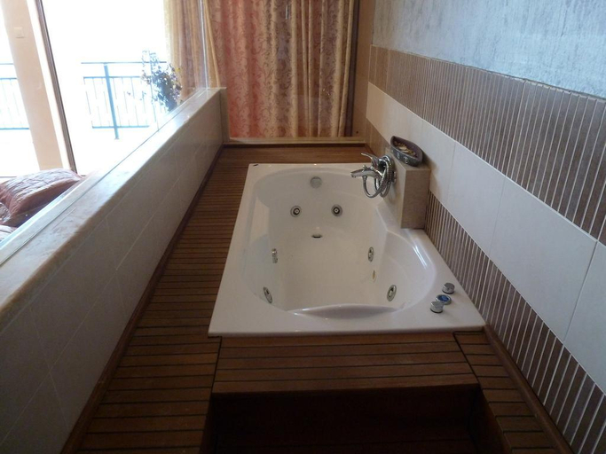 Bathroom 4, Hotel Plaza, South Aegean