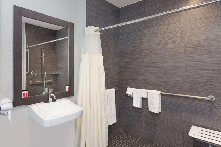 Bathroom 4, Travelodge by Wyndham Rosemead, Los Angeles