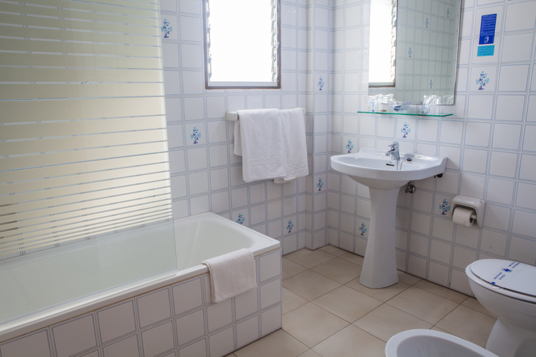 Bathroom, Tres Jotas Conil, Cádiz