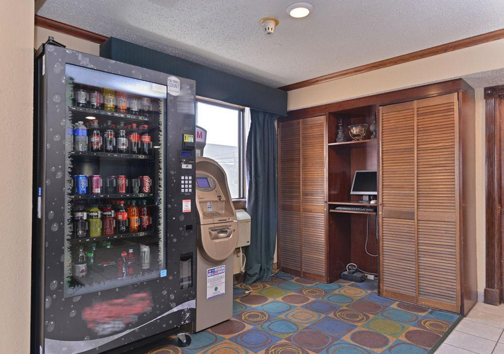 Public Area 3, Gurnee Motel, Lake