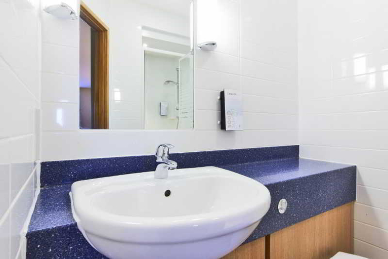 Bathroom 4, カンパニール グラスゴー エアポート ホテル (Premier Inn Glasgow Braehead), Glasgow