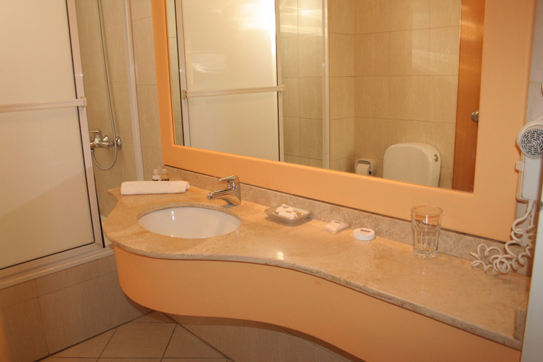 Bathroom 4, Urbana Suites, Capital