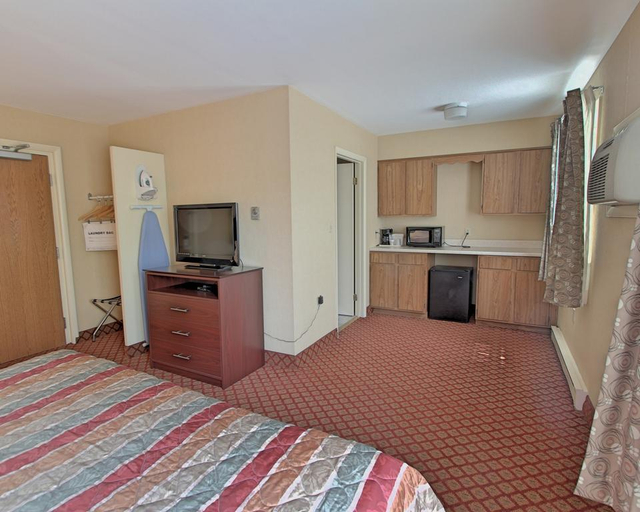 Bedroom 2, Rodeway Inn & Suites, Dauphin