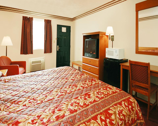 Bedroom 4, Econo Lodge Milan TN, Henderson
