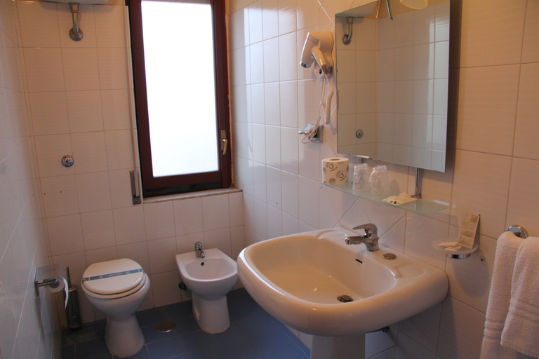 Bathroom 4, La Casa del Pellegrino, Napoli