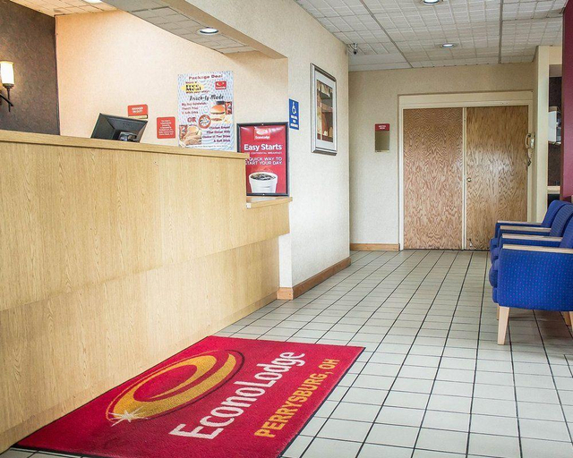 Public Area 3, Super 8 by Wyndham Perrysburg/Toledo, Wood