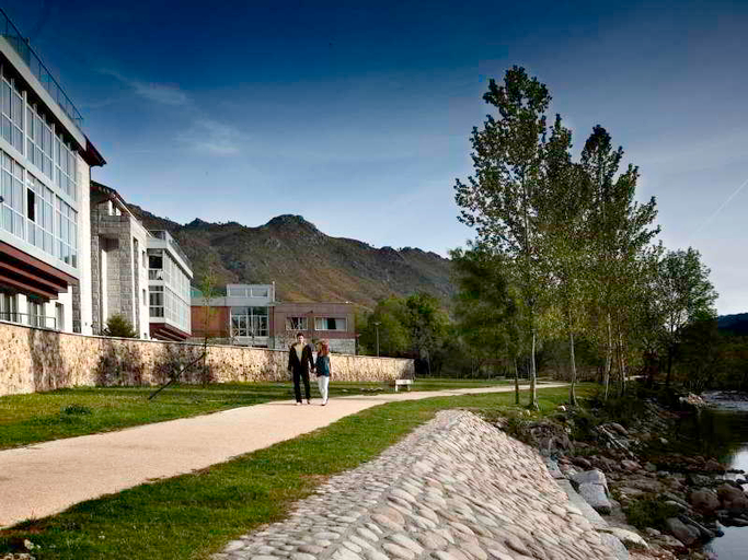Exterior & Views