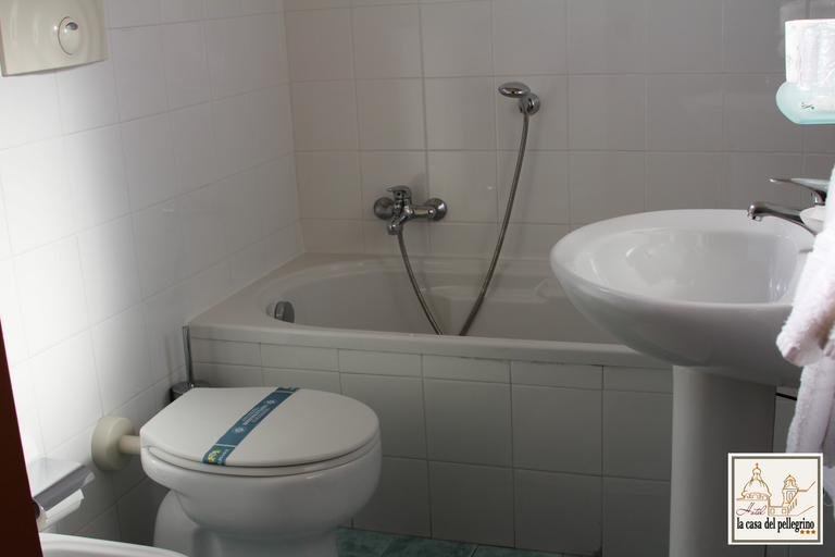 Bathroom 4, La Casa del Pellegrino, Napoli