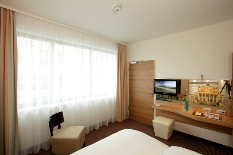 Bedroom 2, H4 Hotel Berlin Alexanderplatz, Berlin