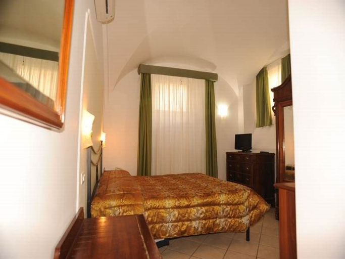 Bedroom 4, Miami, Rome