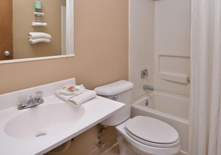 Bathroom 5, Gurnee Motel, Lake