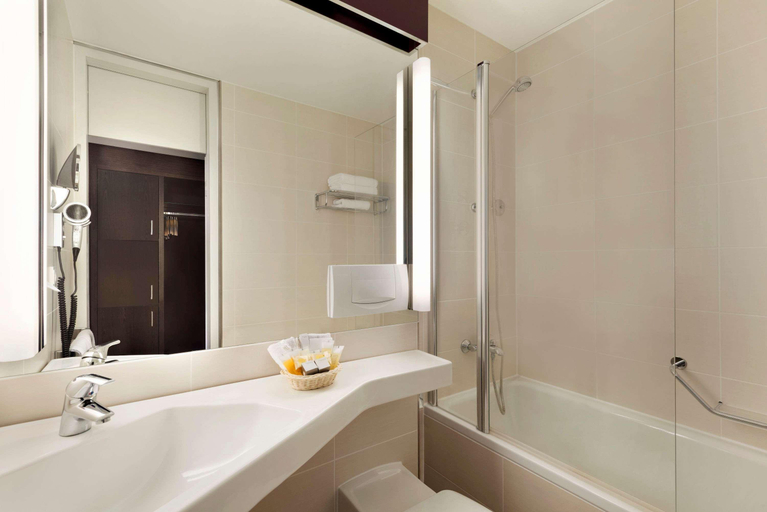 Bathroom 5, Ramada By Wyndham Nuernberg Parkhotel, Nürnberg