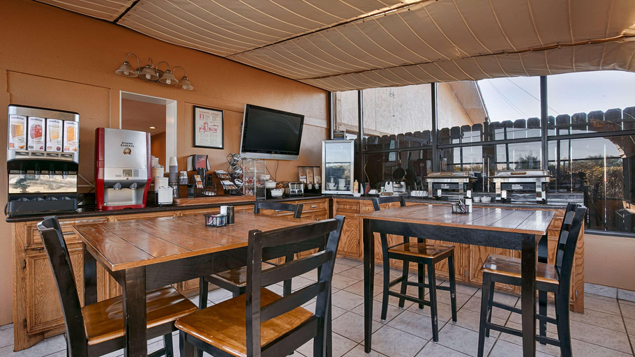 Food & Drinks 5, SureStay by Best Western Zapata, Zapata