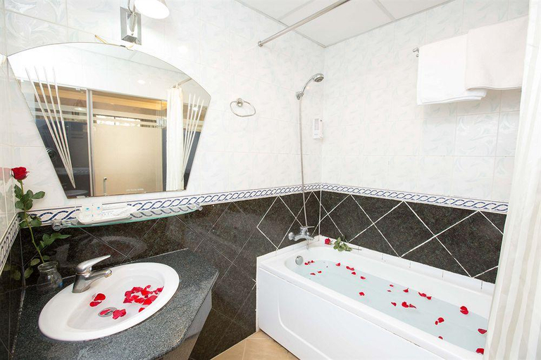 Bathroom 5, Nouveau Happy Inn, District 1