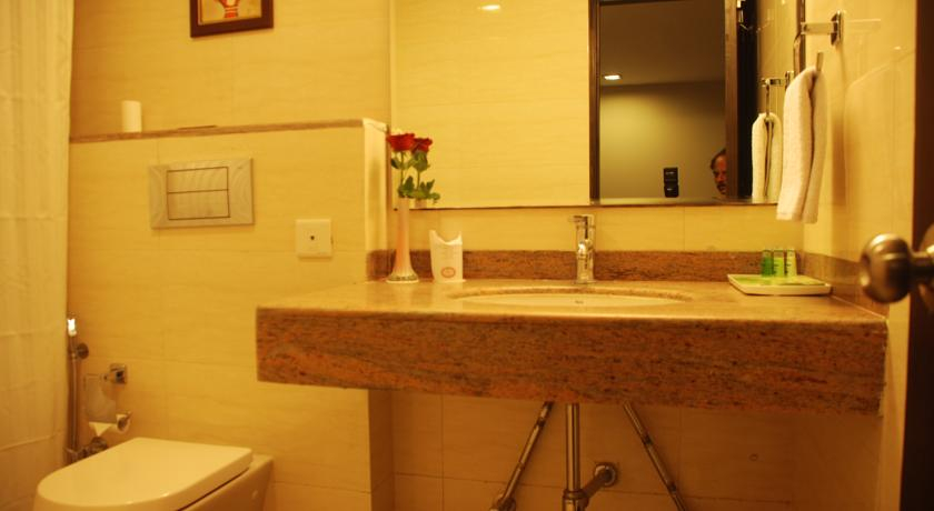 Bathroom 4, Hotel Classic Diplomat, Delhi
