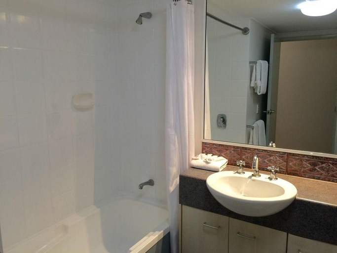 Bathroom 3, Inn Cairns, Cairns