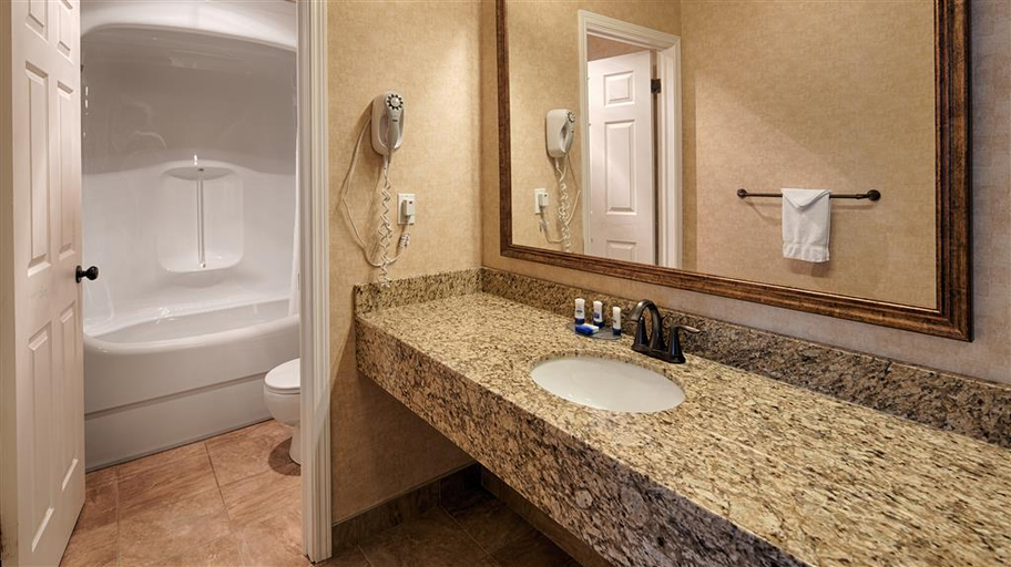 Bathroom 4, Quality Inn Medicine Hat, Division No. 1