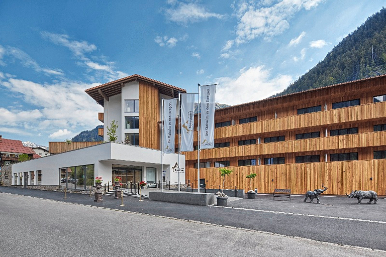 Exterior & Views