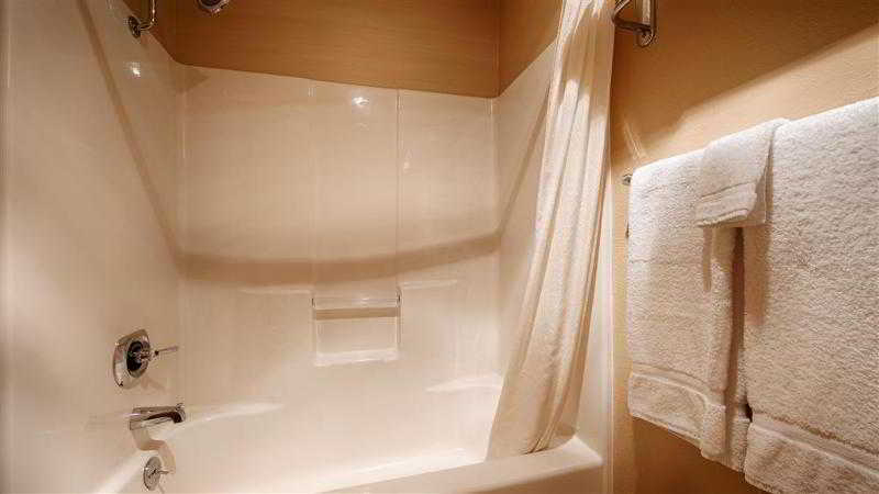 Bathroom 5, Beachfront Inn, Curry