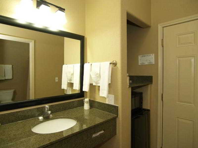 Bathroom 2, Cotulla Whitten Inn, La Salle