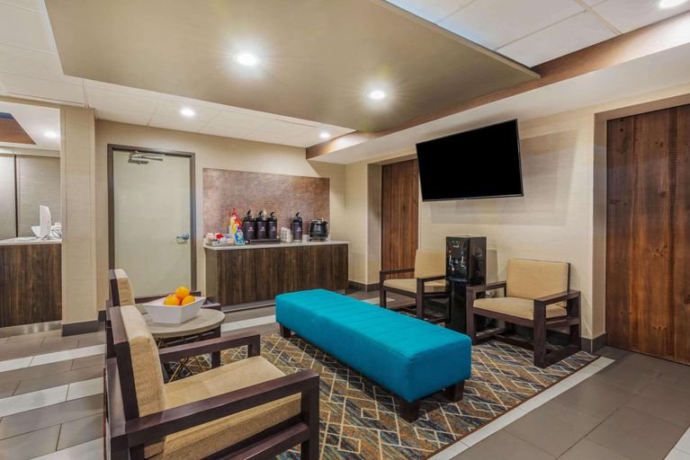 Public Area 3, La Quinta Inn & Suites by Wyndham Jamestown, Chautauqua