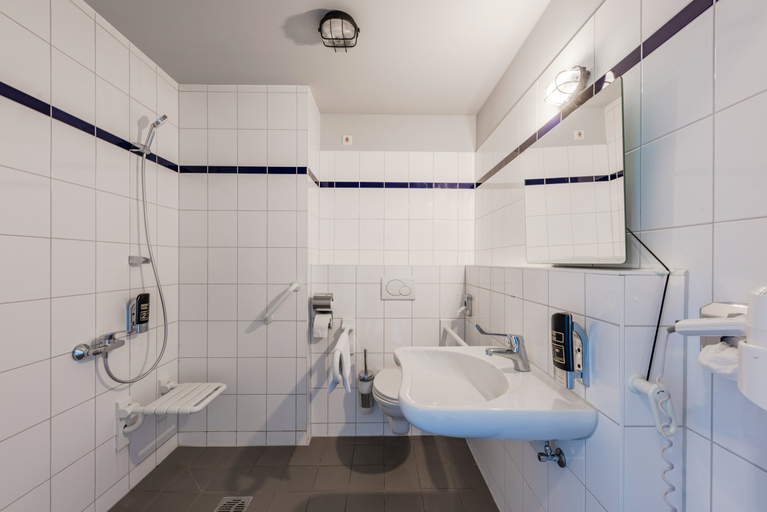Bathroom 5, a&o Hamburg City - Hostel, Hamburg