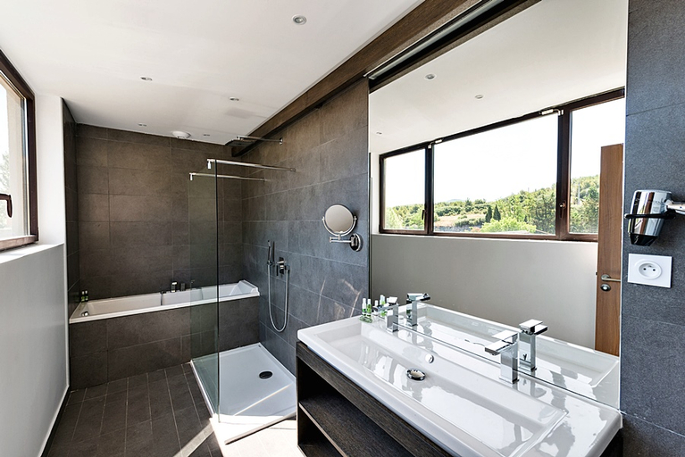 Bathroom 5, Moulin de Vernègues Hôtel & Spa, Bouches-du-Rhône