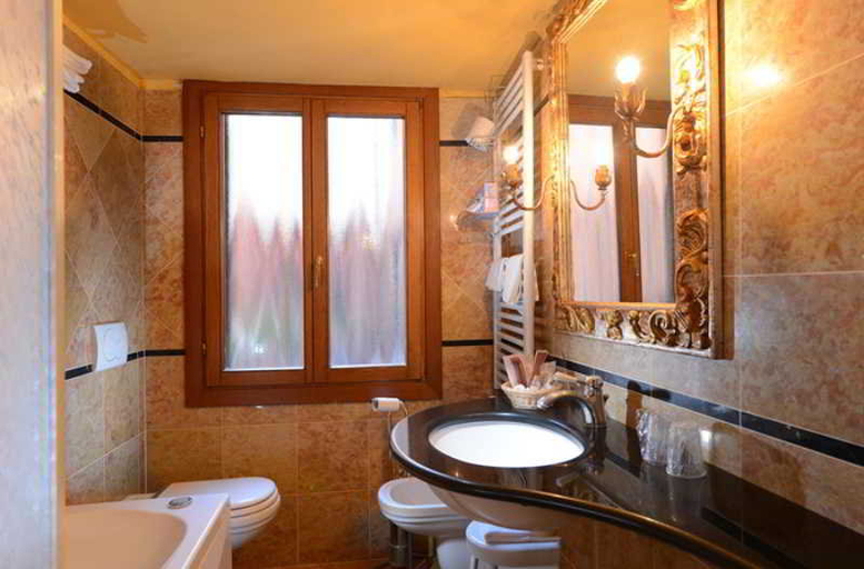 Bathroom 4, Citta Di Milano, Venezia