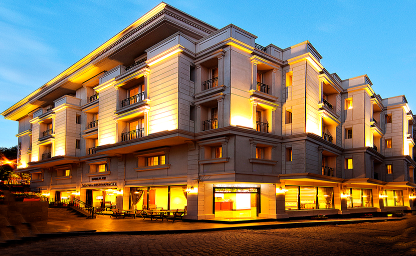 Exterior & Views