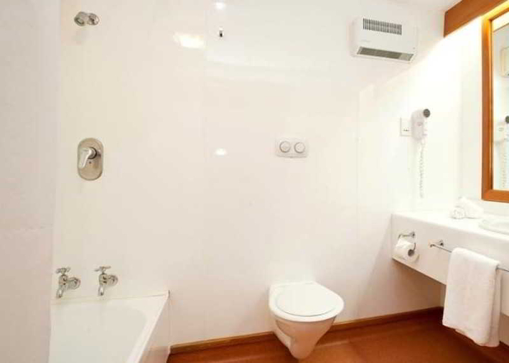 Bathroom 4, Distinction Mackenzie Country Hotel, Mackenzie