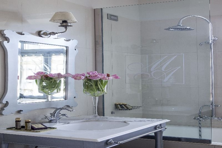Bathroom, Micra Anglia, South Aegean