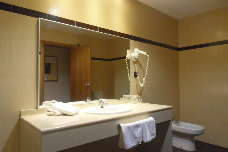 Bathroom 5, Suite Camarena, Teruel