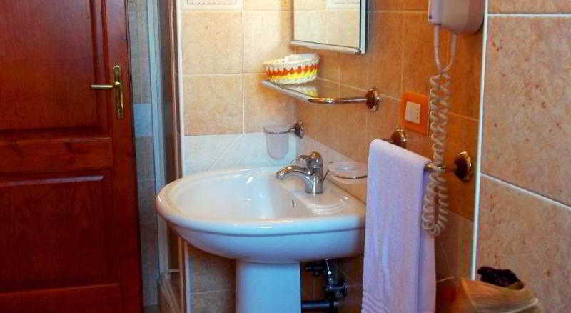 Bathroom 4, Hotel La Conchiglia, Nuoro