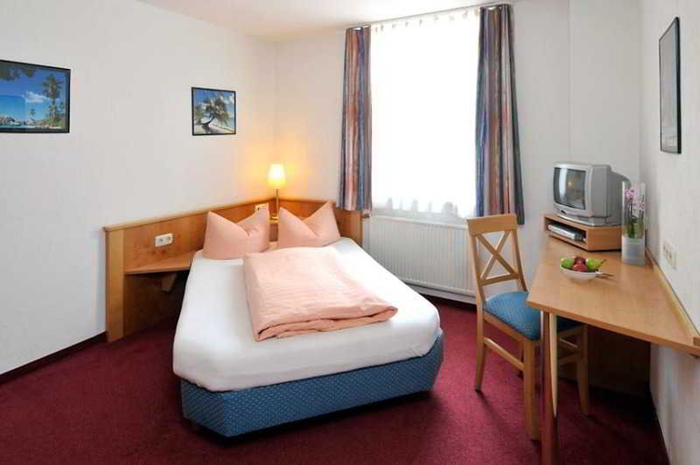 Bedroom 2, Hotel Pension Margit, München