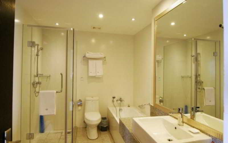 Bathroom 5, Starway Hotel (Qingdao May Fourth Square Eastern Municipal Hospital), Qingdao