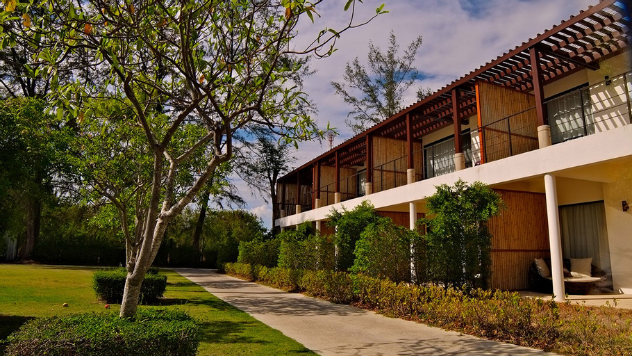 Exterior & Views 6