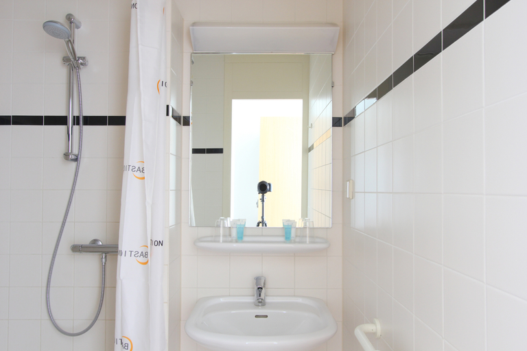 Bathroom 4, Bastion Hotel Nijmegen, Nijmegen