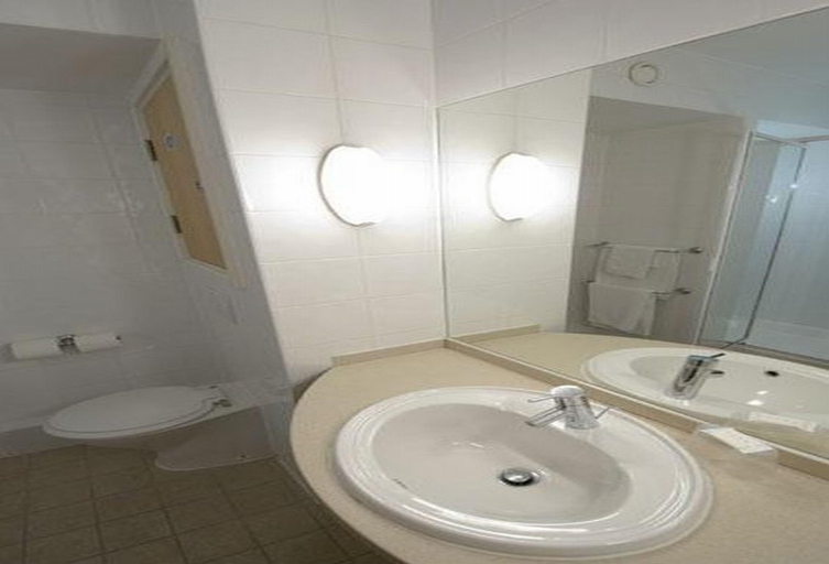 Bathroom 5, Travelodge Leeds Vicar Lane, Leeds