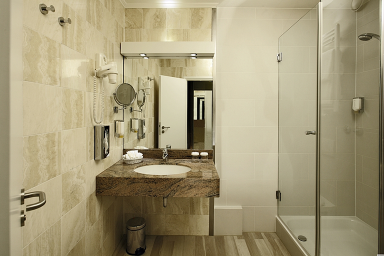 Bathroom 5, H4 Hotel Frankfurt Messe, Frankfurt am Main