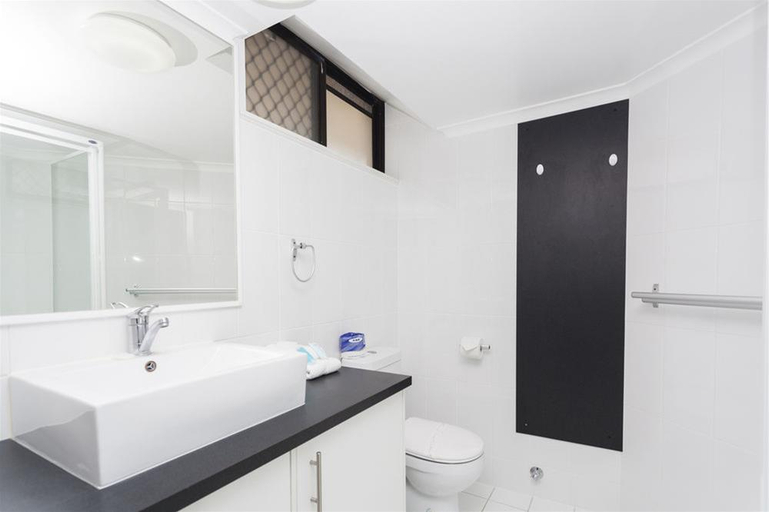 Bathroom 5, Broadbeach Travel Inn Apartments, Gold Coast