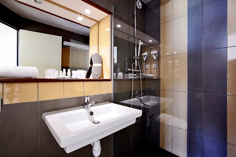 Bathroom 4, The Originals Boutique, Hôtel Montélimar, Drôme