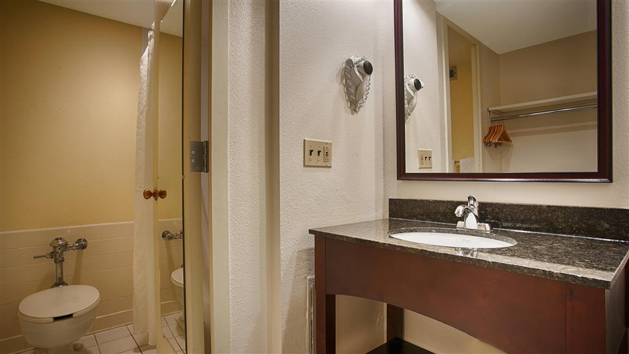 Bathroom, Old Colony Inn Alexandria, Alexandria