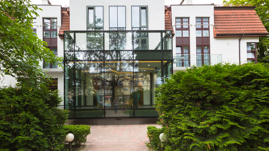 Exterior & Views