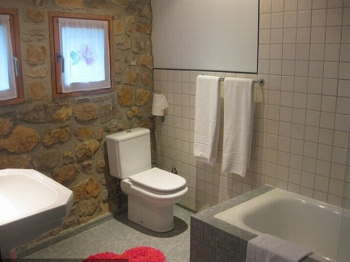 Bathroom 4, Posada Los Calderones, Cantabria
