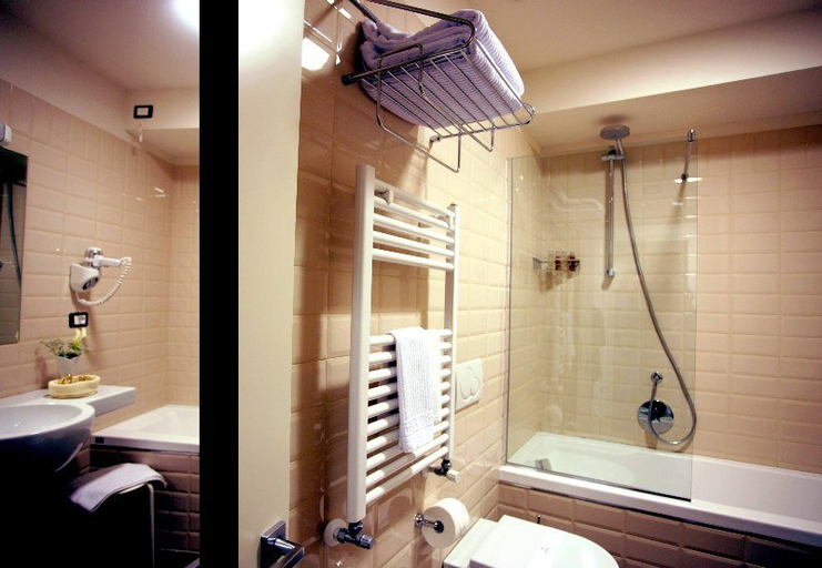 Bathroom 5, Palazzo Giordano Bruno, Napoli
