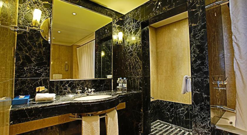 Bathroom 4, Coral Beach Hotel & Resort, Baabda
