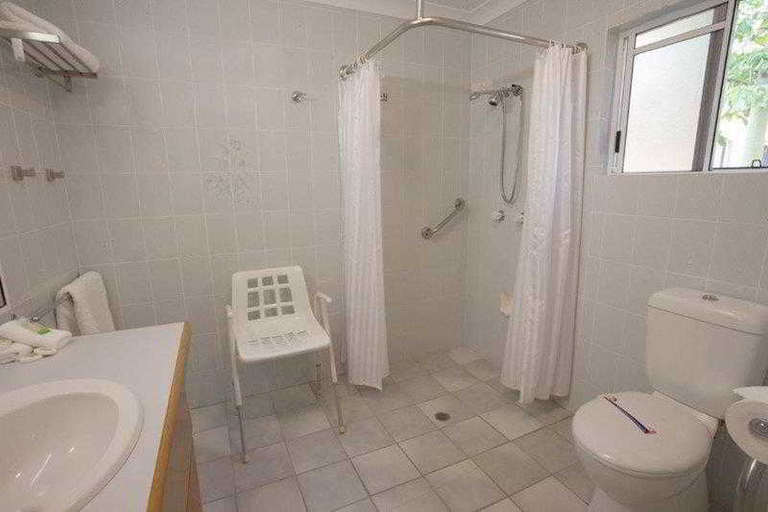 Bathroom 4, Lazy Lizard Motor Inn, Douglas